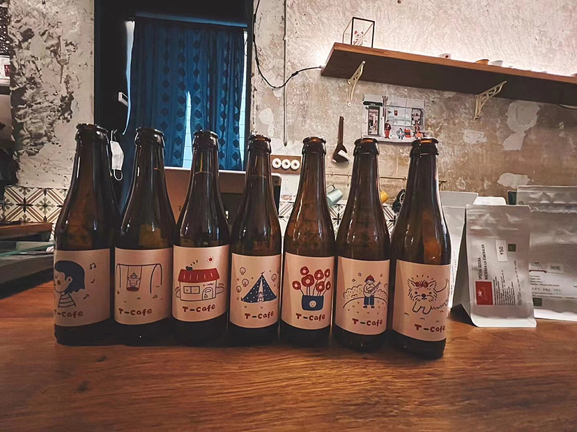 咖啡店酒瓶贴纸插画设计