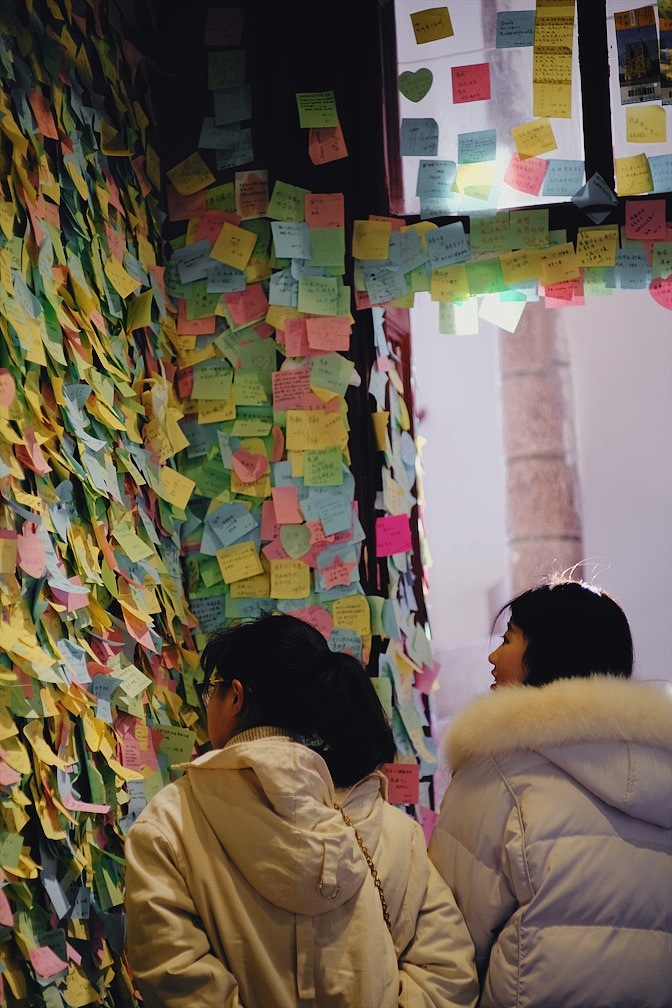 青岛书房有个满是便签纸的屋子。