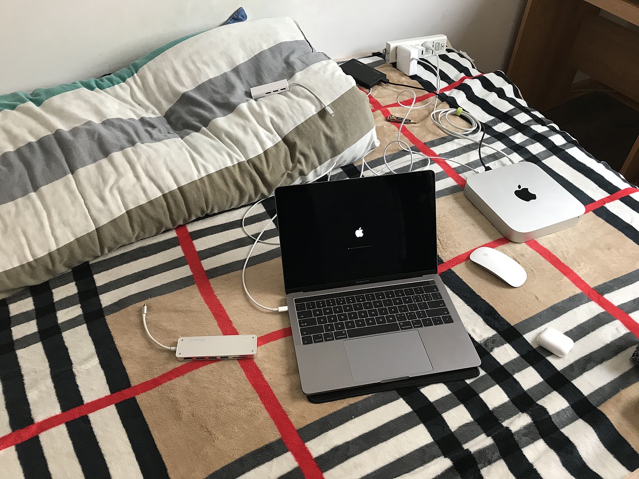 好幸福的感觉 Macbook Pro 2017 Touch Bar（图ZMTQ1ODQ1NTU2） - 产品摄影 - 站酷设计师KyleBing原创素材 - 站酷ZCOOL