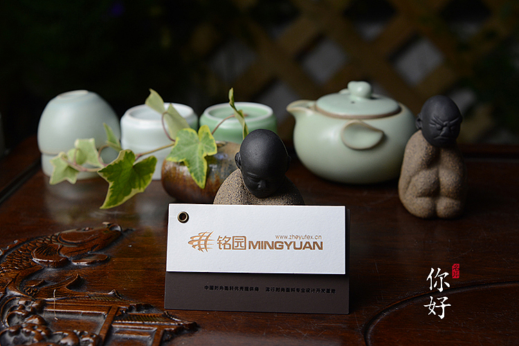 这款是复合工艺。
纯质超白折卡+星域咖啡色。<br>有烫哑金效果,还打孔钉了钉扣,烫黑金。<br>是某集团老总的名片。