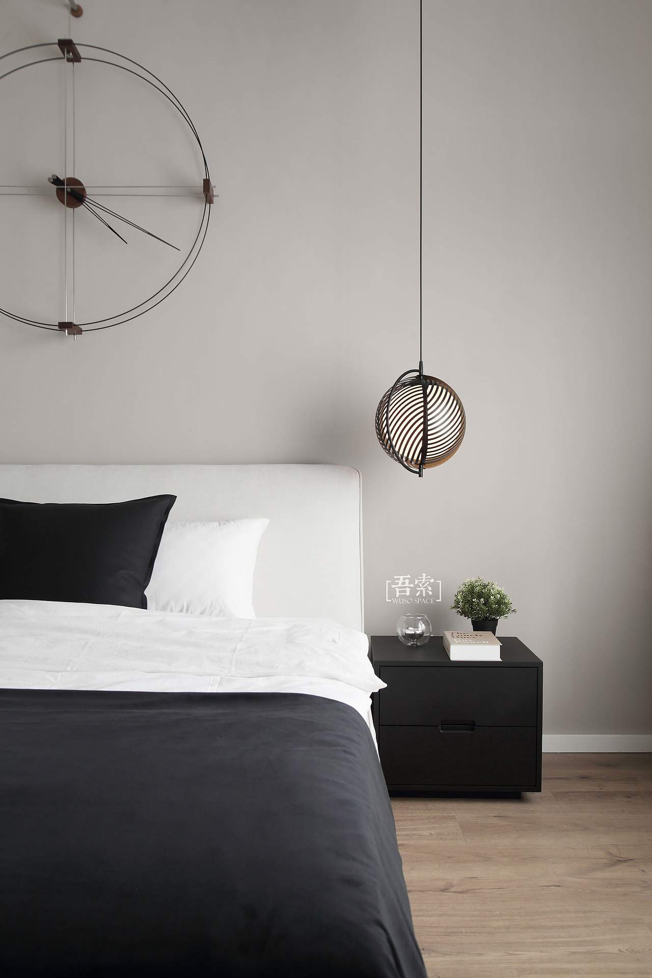 主卧空间的处理更趋于简洁,设计师只让光线与时间存在,其他无论颜色与材质在这里都不重要了,他们都是为了让这里更祥和安静,只留下能让我们最直观的感官感受到温暖的元素。