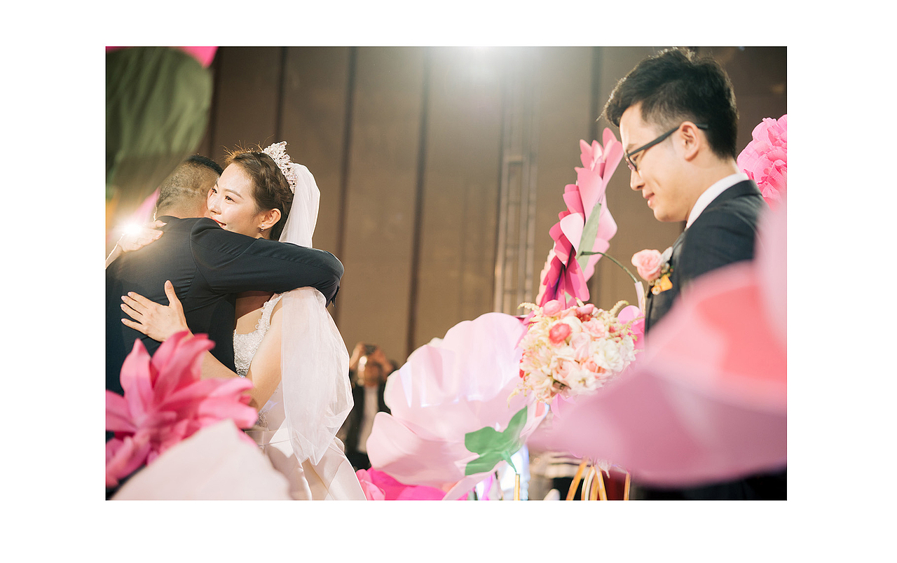 这个世界的维度架构我不懂,
<br>而我世界里的维度架构,<br><br>以你为始,自我而终,<br><br>中间就用温暖、希望、爱和勇敢填充。