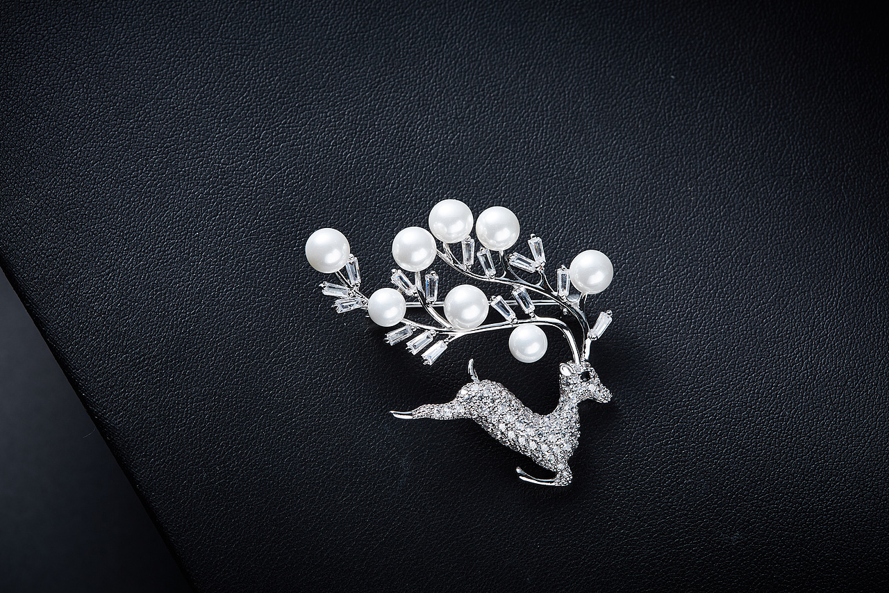 极简背景的胸针