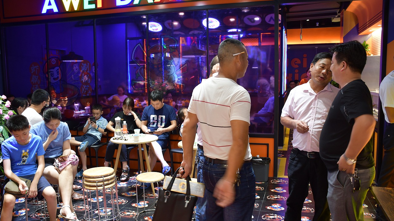 阿味大虾火锅连锁餐饮旗舰店实景拍摄 - 连锁加盟品牌（图ZMTcyNDkwMDMy） - 人像摄影 - 站酷设计师英皇视觉原创素材 - 站酷ZCOOL