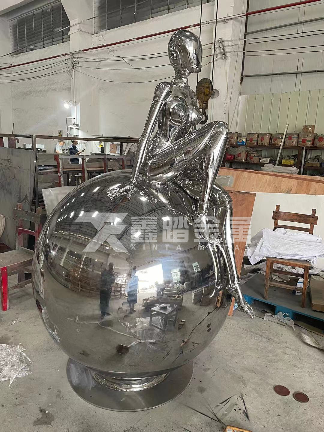 空山基的机械姬不锈钢雕塑定制景观仿真人物不锈钢雕塑