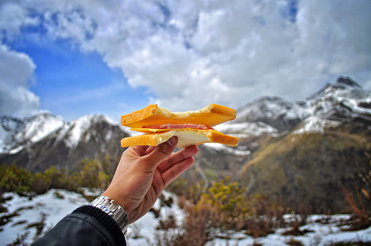 经过前方的木屋,去雪山上吃三明治吧