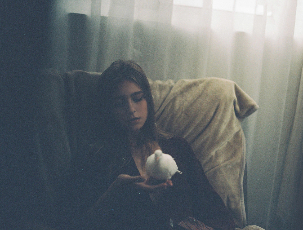 少女与白鸽（图ZNjczOTA2NTY=） - 人像摄影 - 站酷设计师纯洁的蒋老师原创素材 - 站酷ZCOOL