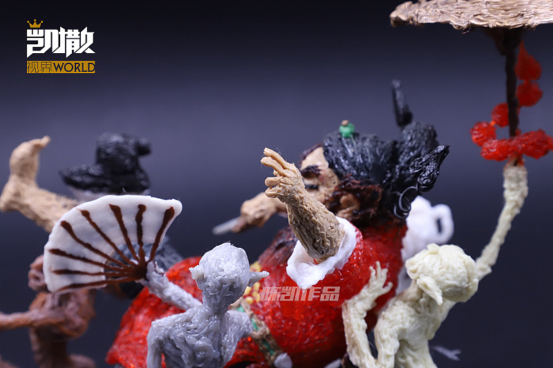 3、伞鬼
<br>一面咬牙切齿、拼死推着钟馗的背,一手还要高高打着油布伞给老大遮阳。伞下一串红色的流苏随风飘扬。