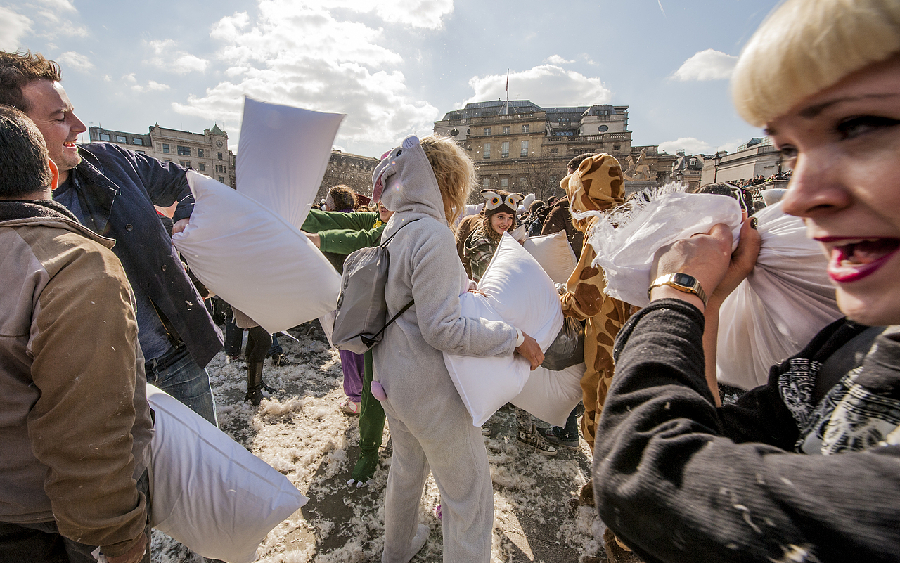 World Pillow Fight Day. London（图ZOTg4Nzg0NA==） - 人文/纪实摄影 - 站酷设计师秋千上的树叶原创素材 - 站酷ZCOOL
