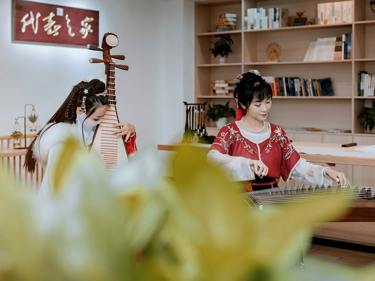 琵琶弦上说相思 弹奏一曲古典之韵 天青等烟雨，而我（图ZMjg3MDQzMTAw） - 人像摄影 - 站酷设计师摄影师快门君原创素材 - 站酷ZCOOL