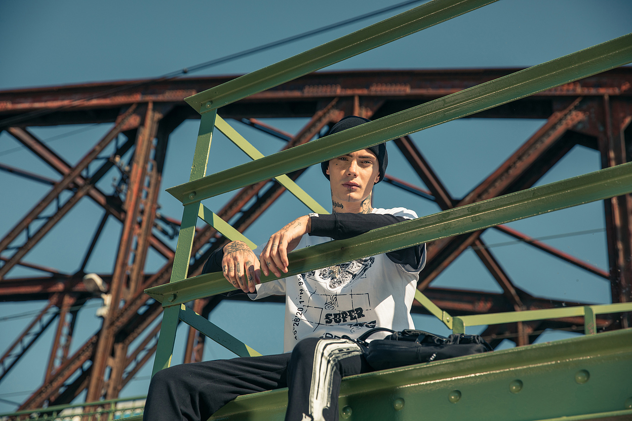 服装拍摄/工业铁桥