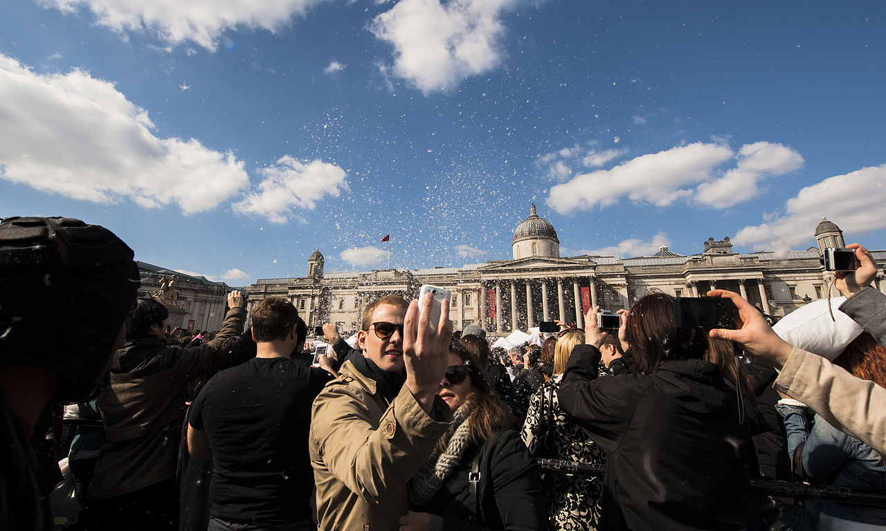 World Pillow Fight Day. London（图ZOTg4NzgyNA==） - 人文/纪实摄影 - 站酷设计师秋千上的树叶原创素材 - 站酷ZCOOL