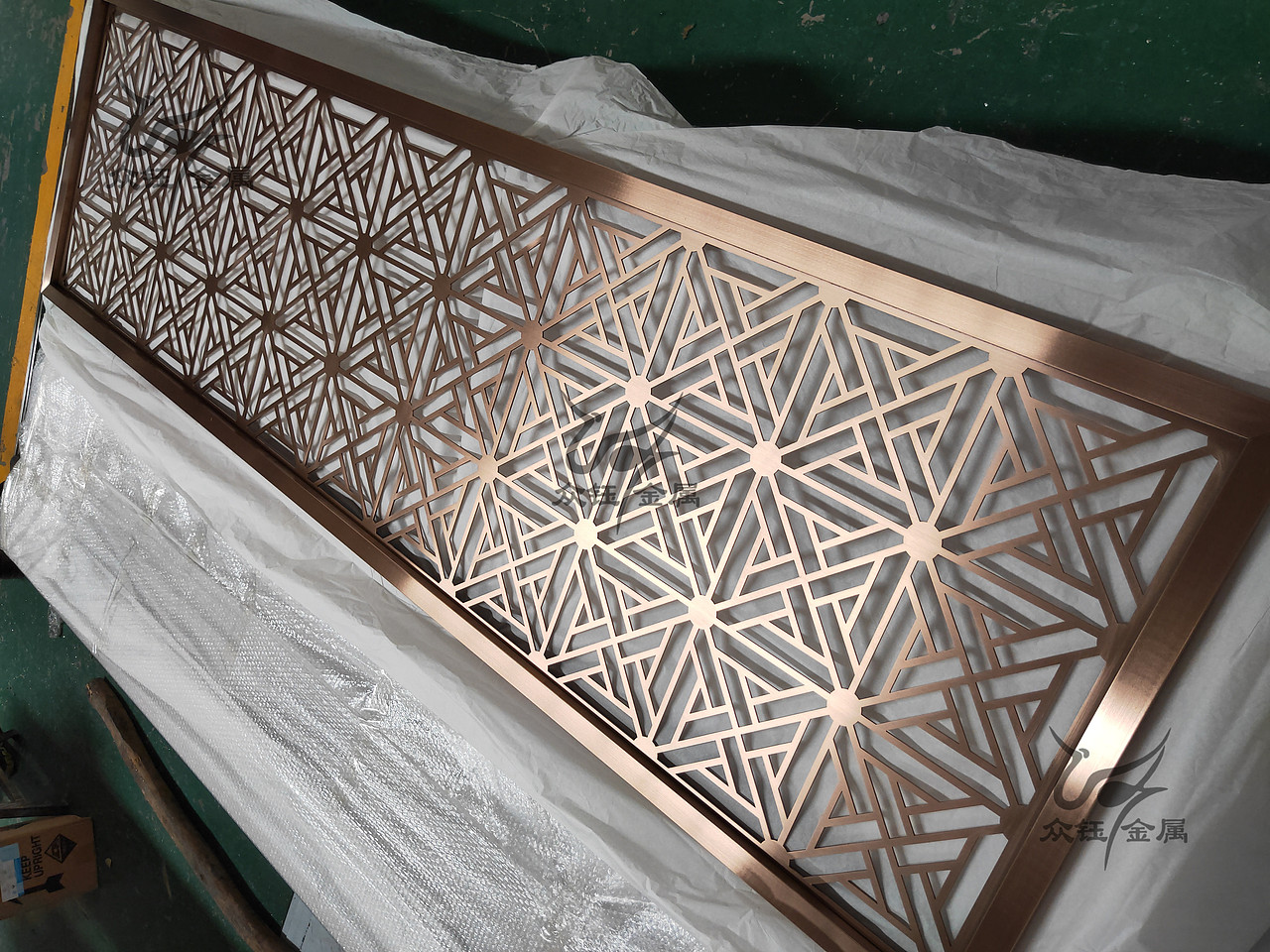 不锈钢拉丝仿古铜屏风 匠心独运（图ZMjA0NzcxMjIw） - 其他工业/产品 - 站酷设计师艺术金属原创素材 - 站酷ZCOOL