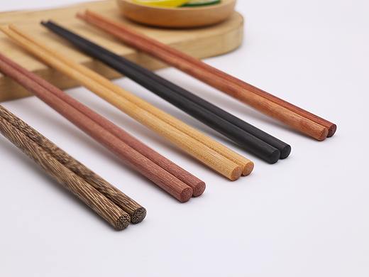 一组白底实木筷子练习