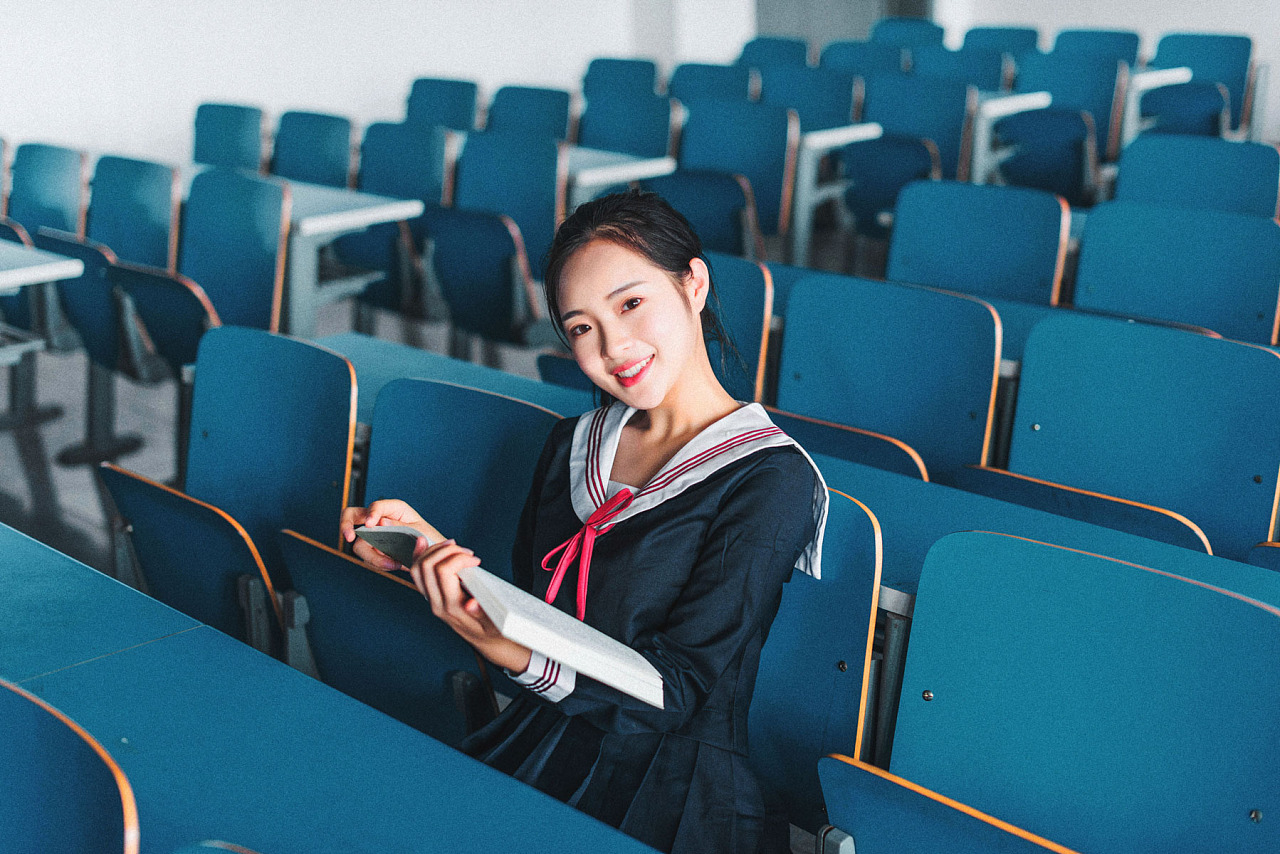 午后雨天的教室