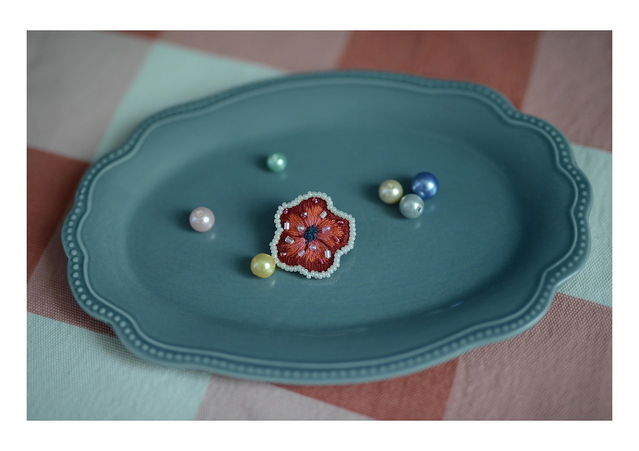 刺绣钉珠胸针“可爱红”