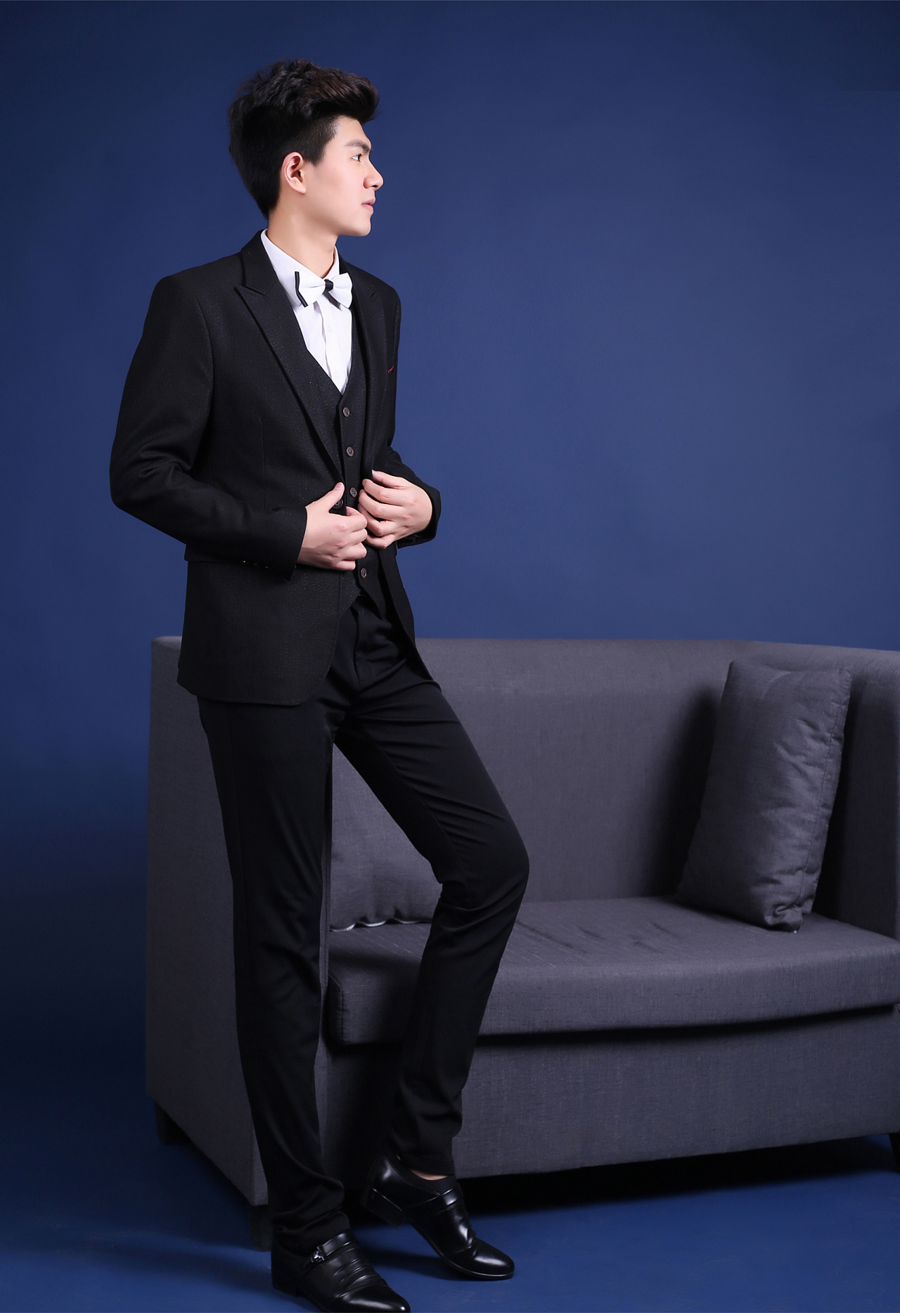 《穿西装的伍先生》