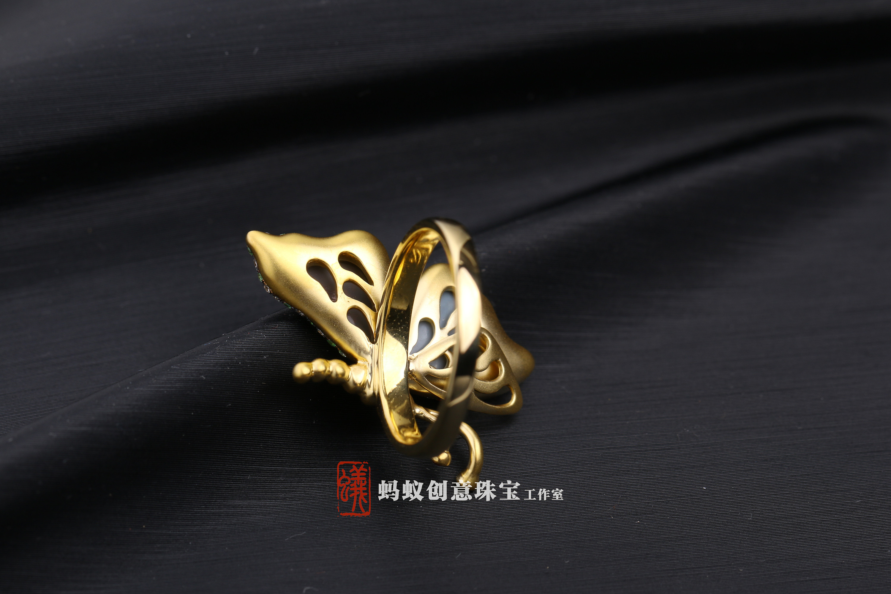 蚂蚁原创设计| 18k金镶嵌欧珀-蝴蝶戒指