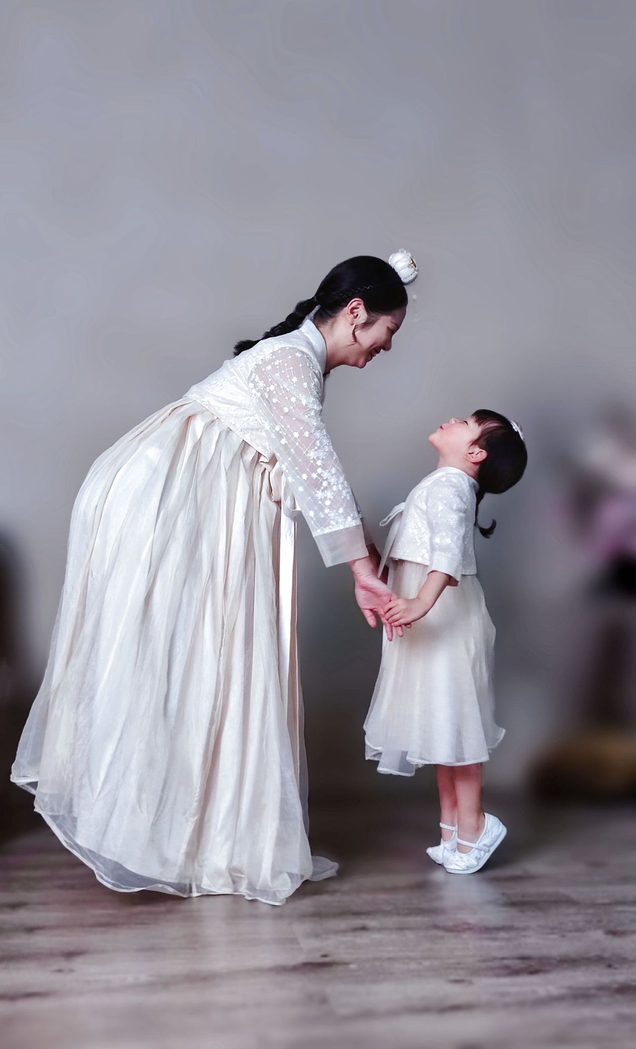 自家摄影《穿延边服饰的母女情深》
