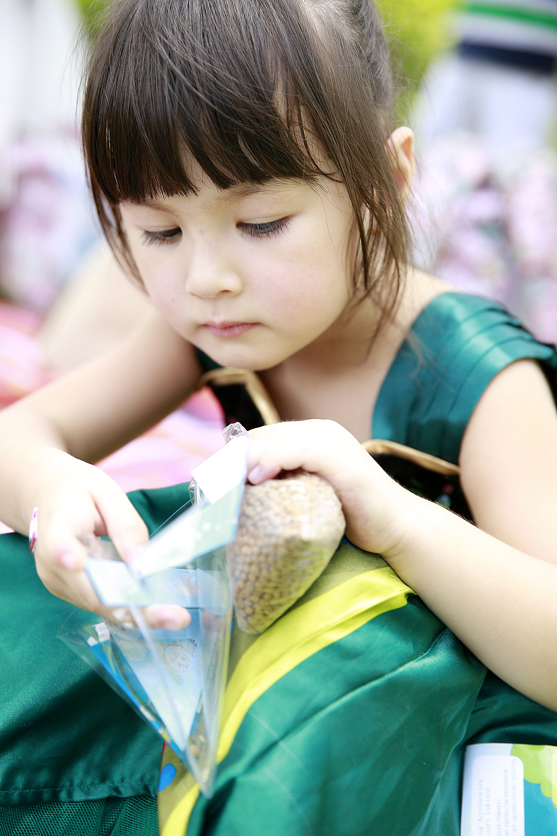 中外混血儿儿童边玩边拍摄影