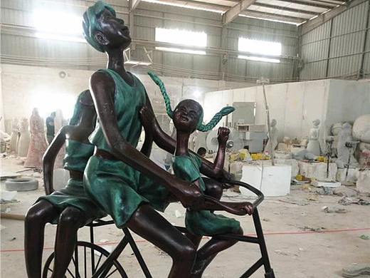 玻璃钢一家三口骑车亲子主题仿铜雕塑呈现一派天伦之乐