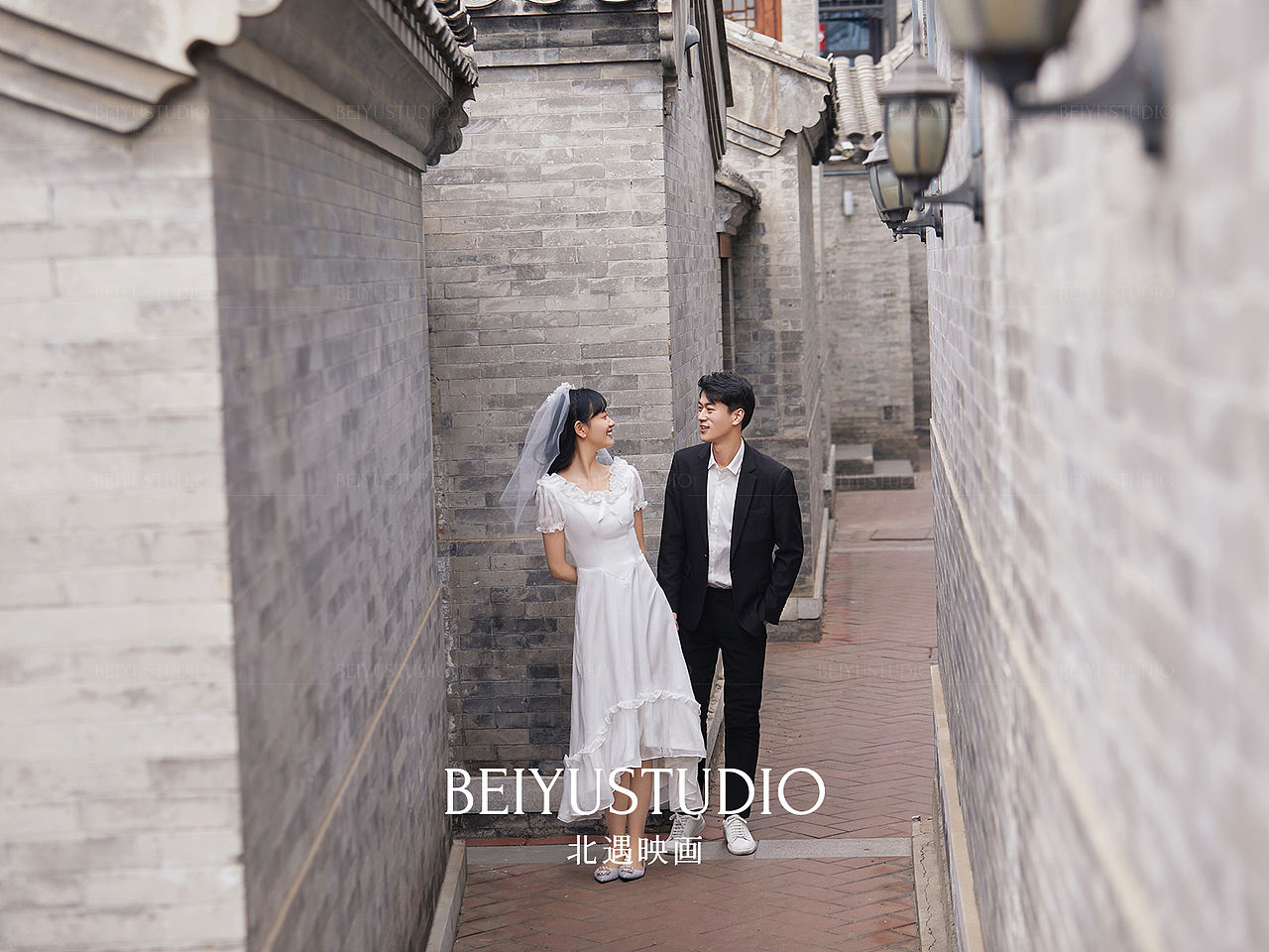 梧桐记忆，享受树下红墙的静置时光（图ZMjc5NDE4MjA4） - 婚礼摄影 - 站酷设计师北遇映画原创素材 - 站酷ZCOOL
