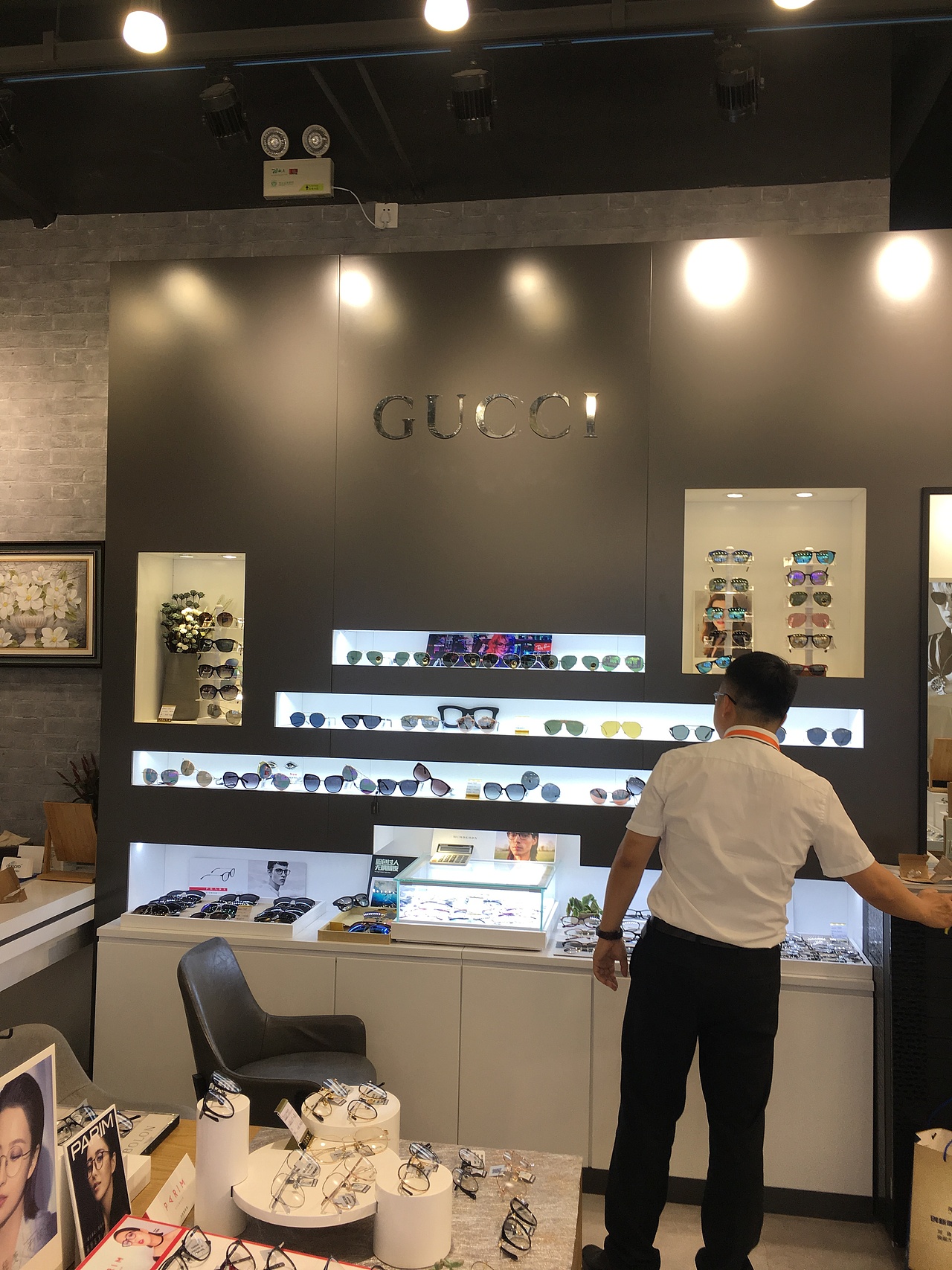 眼鏡店裝修/慕梓眼鏡店裝修設(shè)計(jì)/時(shí)尚商場(chǎng)店/眼鏡陳列（圖ZMjMzMTgzNzY4） - 展陳設(shè)計(jì) - 站酷設(shè)計(jì)師sxipeng原創(chuàng)素材 - 站酷ZCOOL