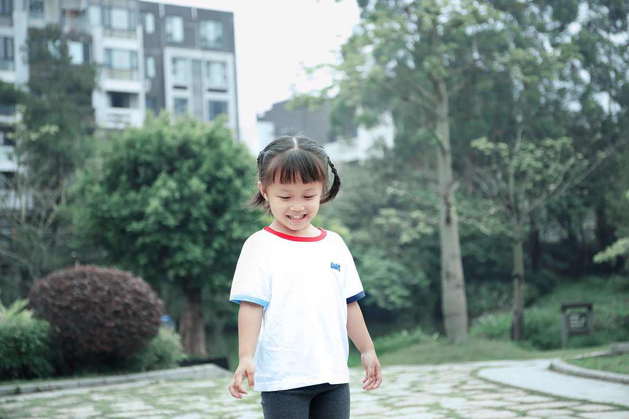 大家都喜欢在水坑里跳来跳去