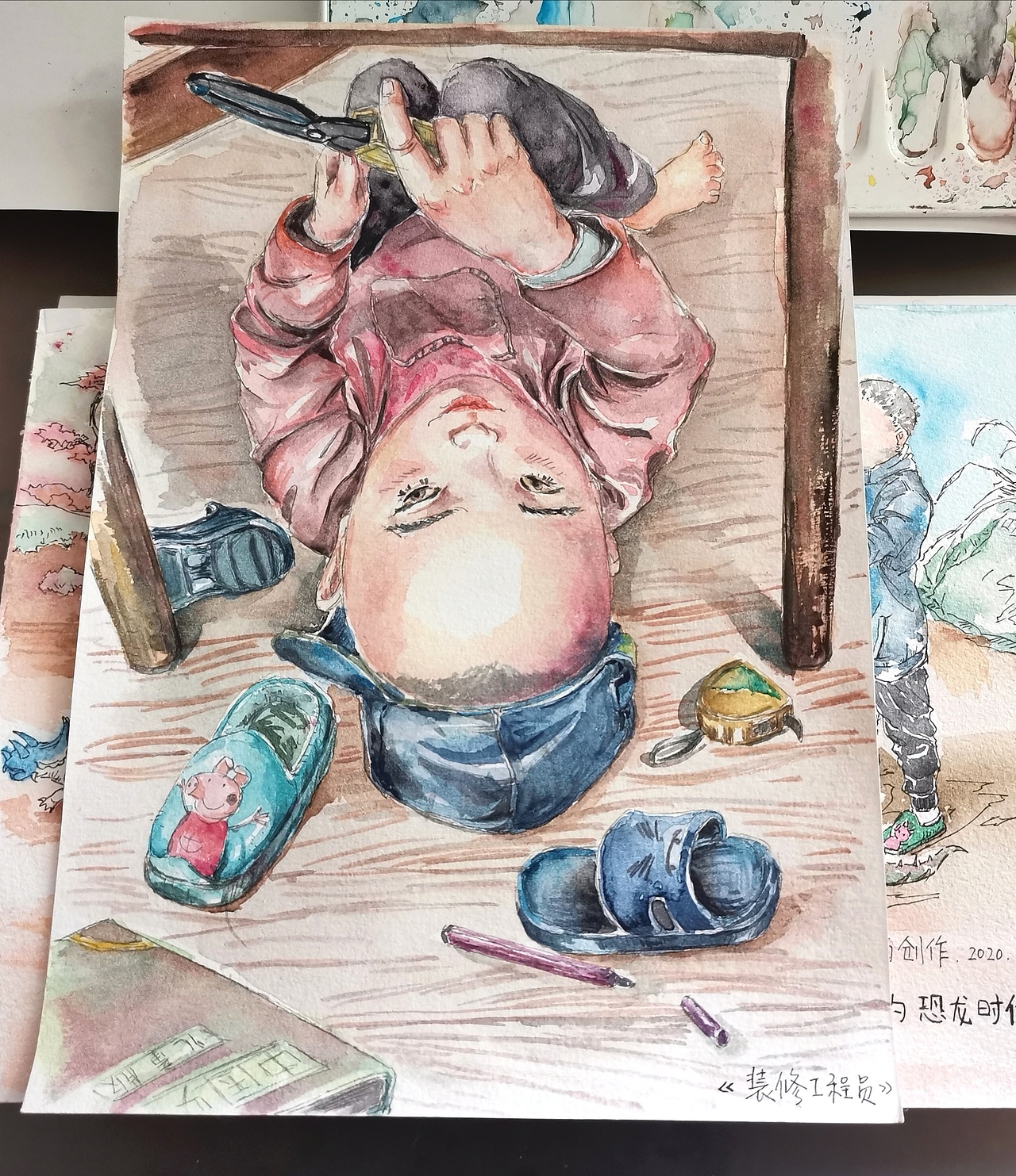 “妈妈工作,我也工作,来帮你修椅子!”为什么每次都是各脚穿不同的鞋子?