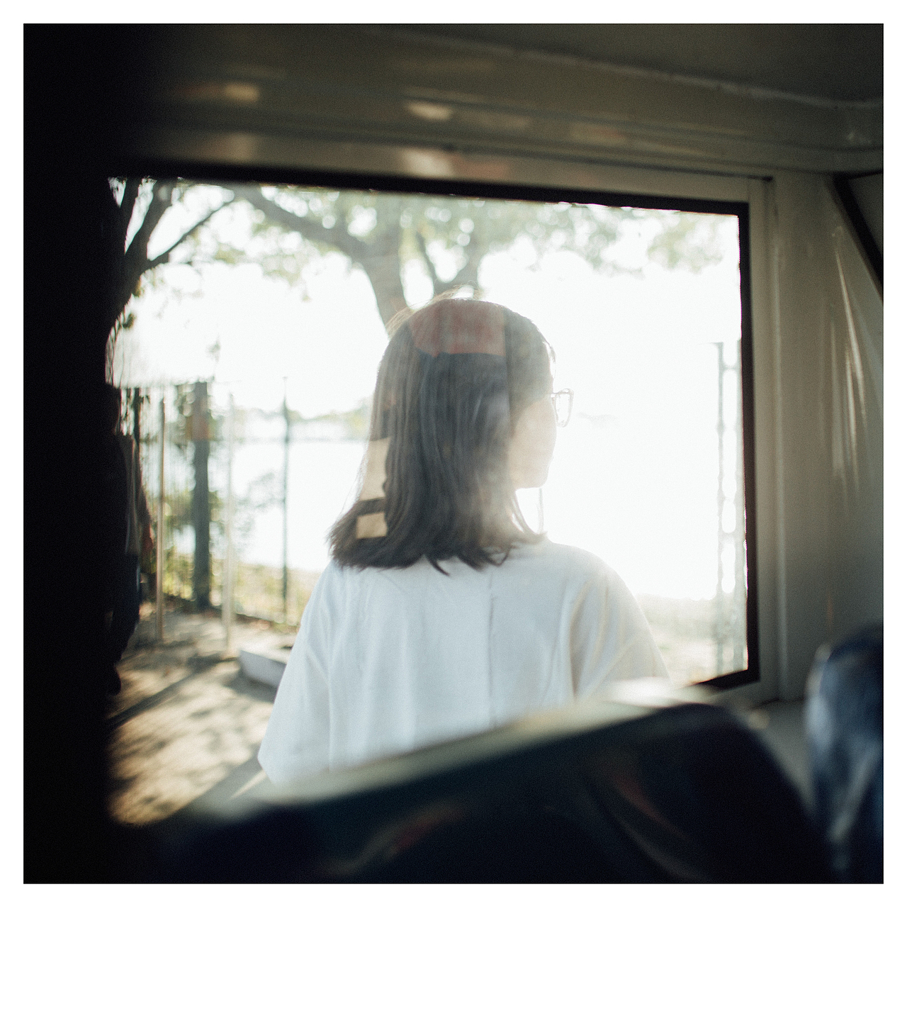 眼神略带忧郁的小女孩