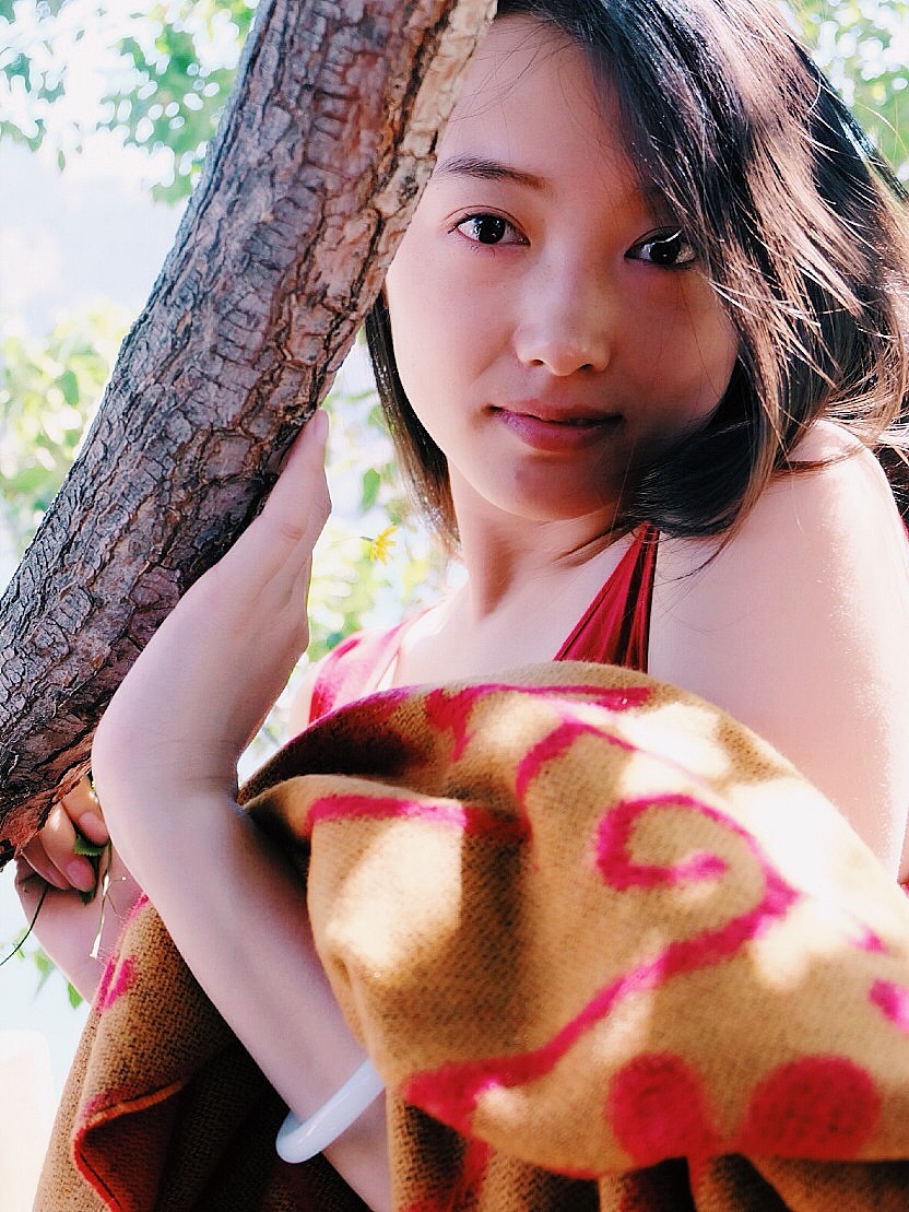 天山天池旁的张美丽