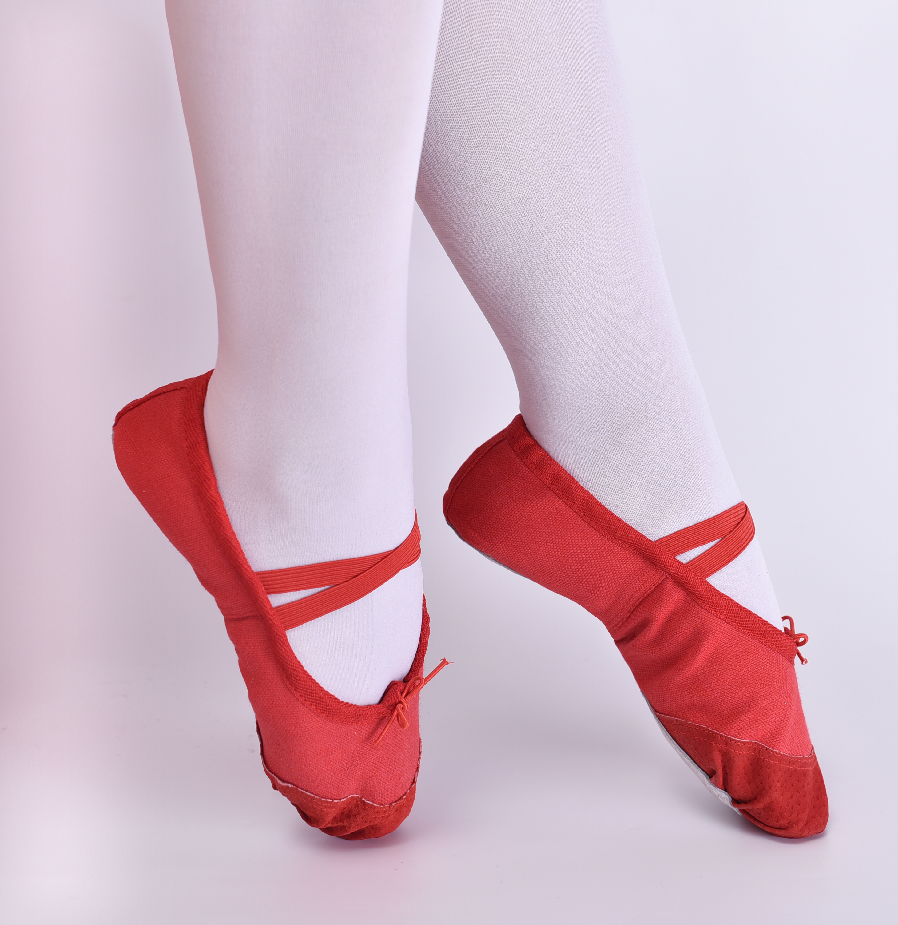 芭蕾舞鞋重回时尚舞台 Miu Miu这款满满少女心_凤凰时尚