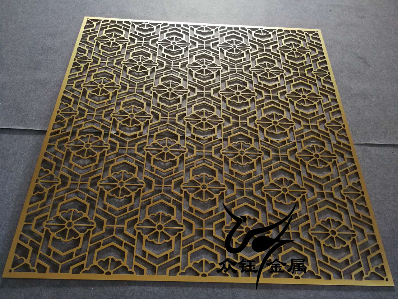 实心铝板镂空雕刻屏风 表面哑光钛金