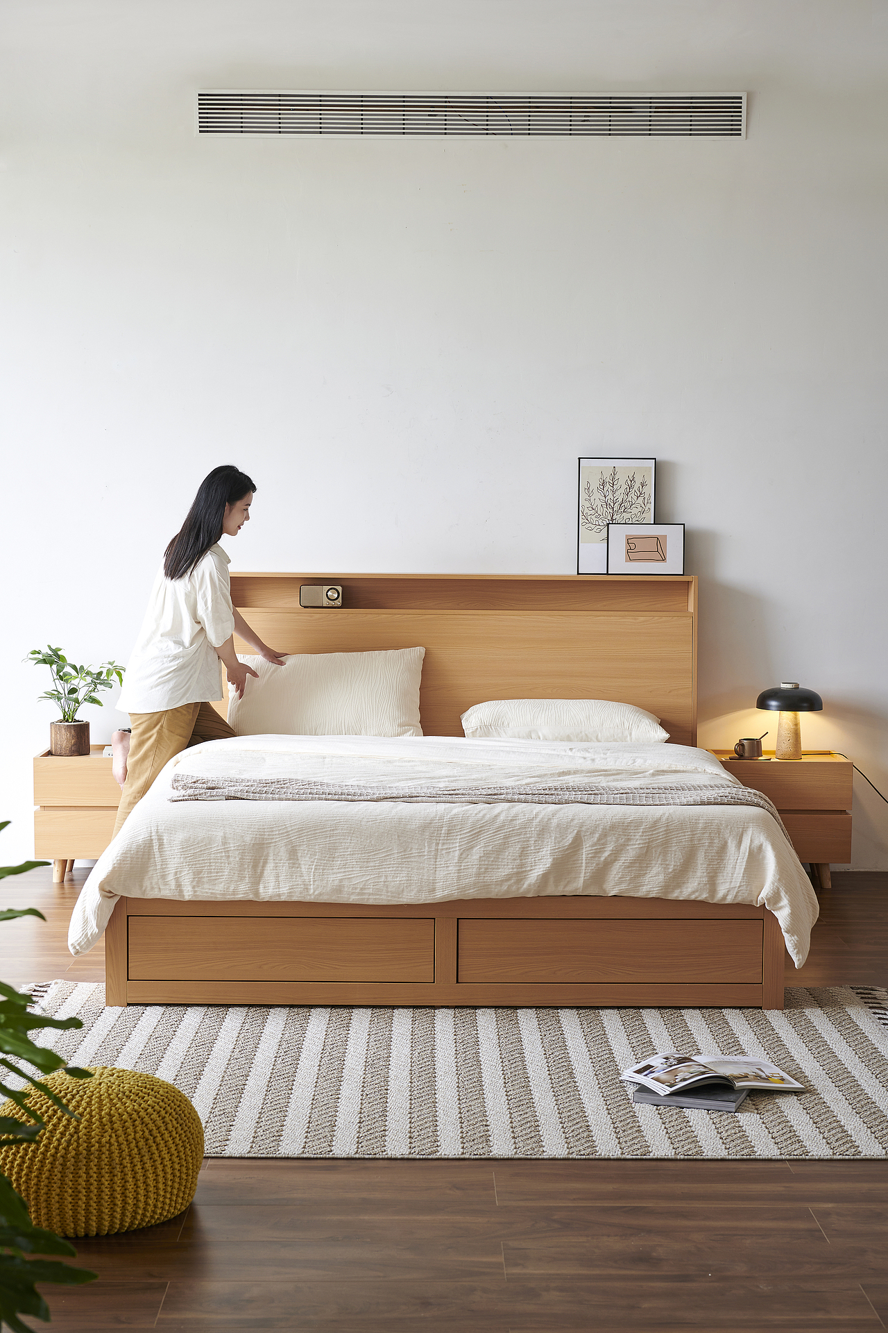 自然柔光下的清新木纹家具