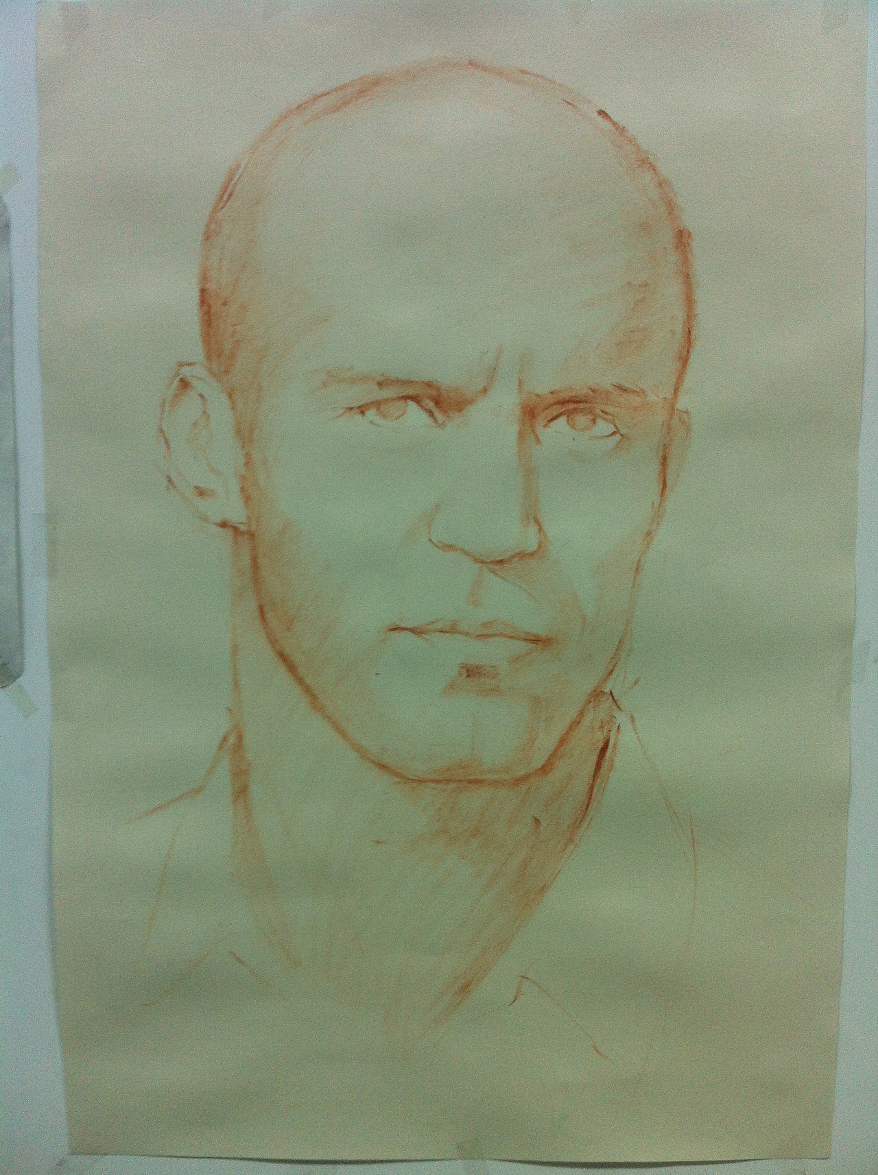 不是彩铅画吗?怎么用色粉画呢?原因是纸张比较大()二开纸),所以需要选择粗犷一点且易于修改的起形工具。别急,彩铅会来的!首先把色粉削成粉末状,用大号纸笔沾色粉起形,好处是大号纸笔覆盖面积较大,既能起形又能铺色。