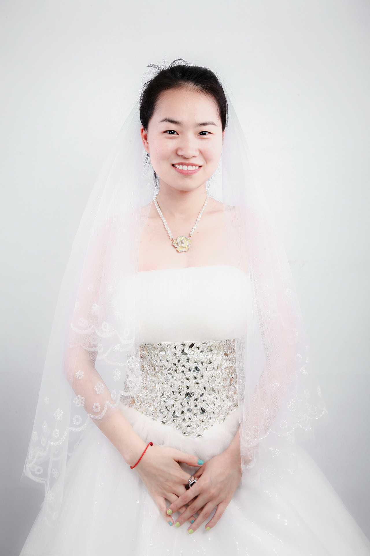 回眸一笑百媚生，中式新娘造型可以展现新娘的温婉与妩媚