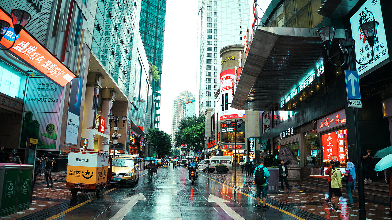 9月份去的重庆,头两天下了雨,阴凉凉的。湿气很重。