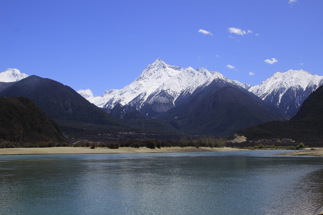 南迦巴瓦峰与雅鲁藏布江