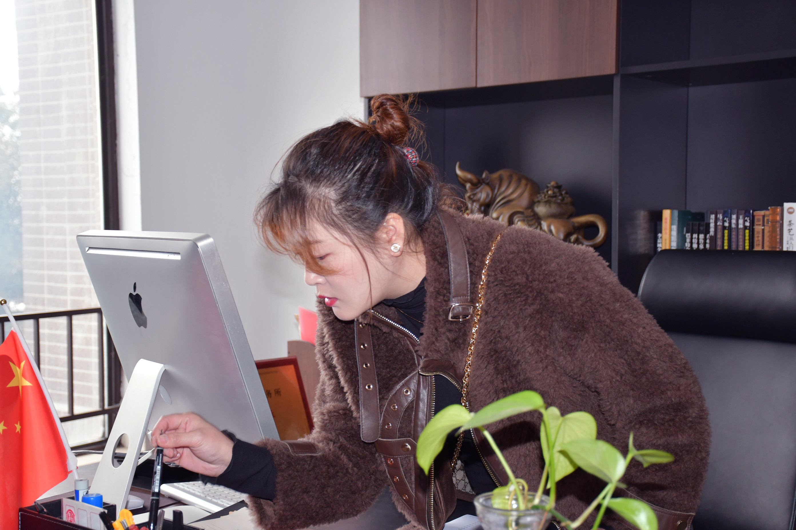 湖南成雄海餐饮品牌总监胡燕霞壁纸下载 - 壁纸网