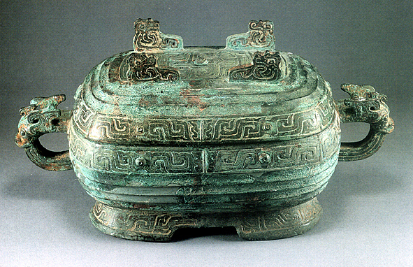 虢仲盨
盨xǔ 汉族在古代盛食物的铜器,椭圆口,有盖,两耳,圈足或四足。盨是盛放黍、稷、稻、粱等饭食的礼器或食具。由圈足簋发展而来,用途相同。器盖与器身形态相近但稍小,器盖上有四个方足,为其一般判定标准。取下器盖后翻置起来即成另一器皿,食毕归置如一。《说文解字》皿部: