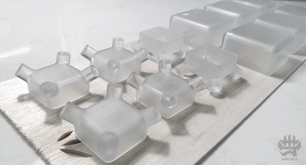 3D打样选择激光固化快速成型(SLA),光敏树脂打样。精度高,透明,容易打磨。
价格5元/克,折算成本约80元/个积木。TaoBao挑了一家,UG输出STL文件发给对方,后天就收到货了。