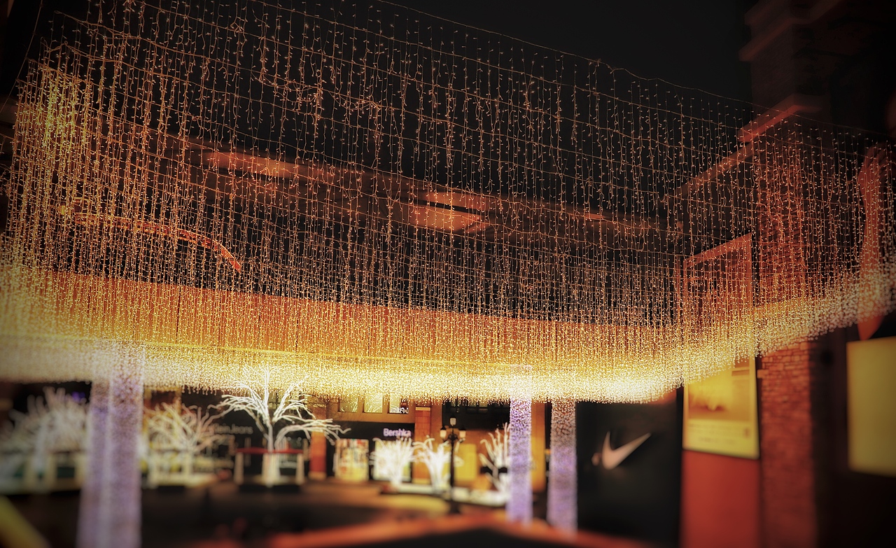 布置的不走心的蓝色港湾灯光节