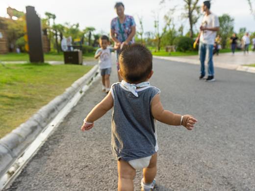 大步往前走吧 刚会走路的小亮亮