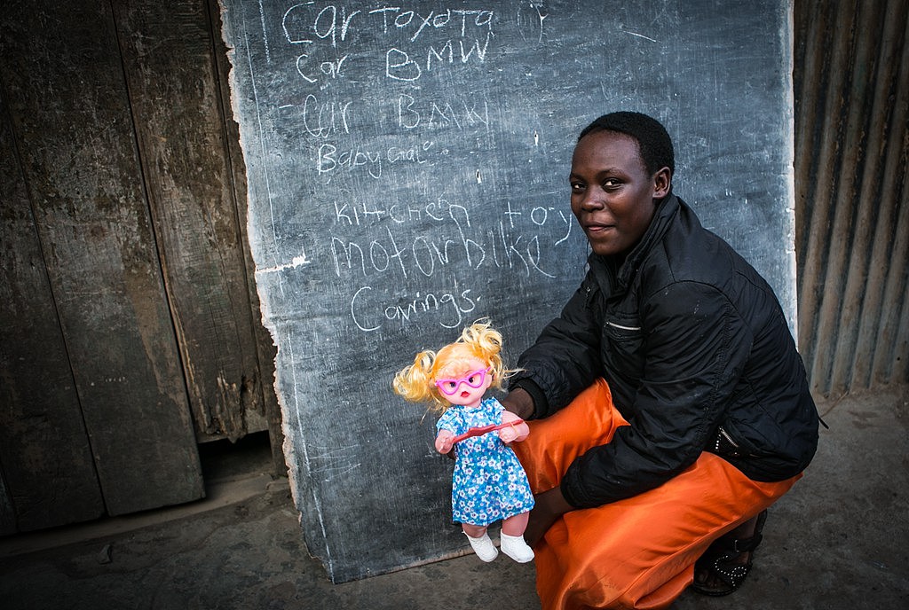 Jennifer Kroamboka
&lt;br&gt;16岁&lt;br&gt;&lt;br&gt;其实那天不是很冷，我也不知道为什么她穿着厚夹克，她希望成为一名护士，也希望有一个自己的家庭，能更好的去帮助现在的孤儿院。