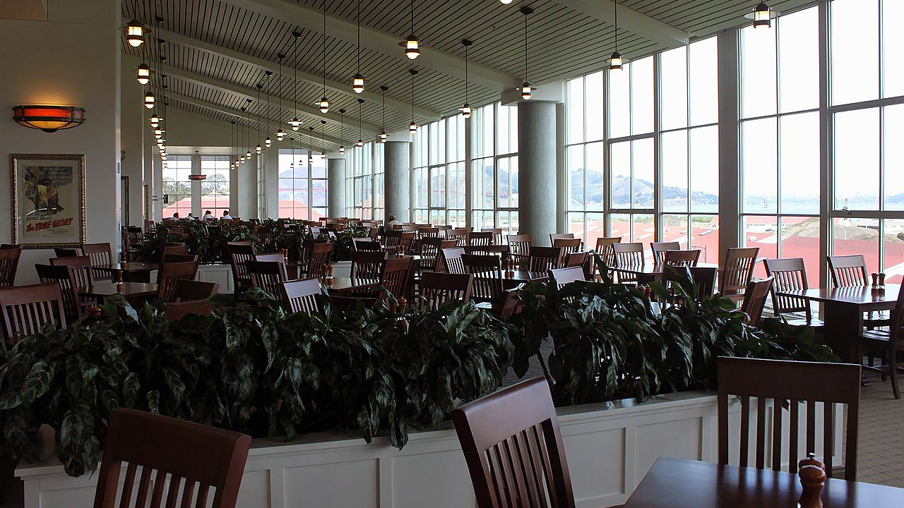 空旷的员工餐厅，周末嘛~  