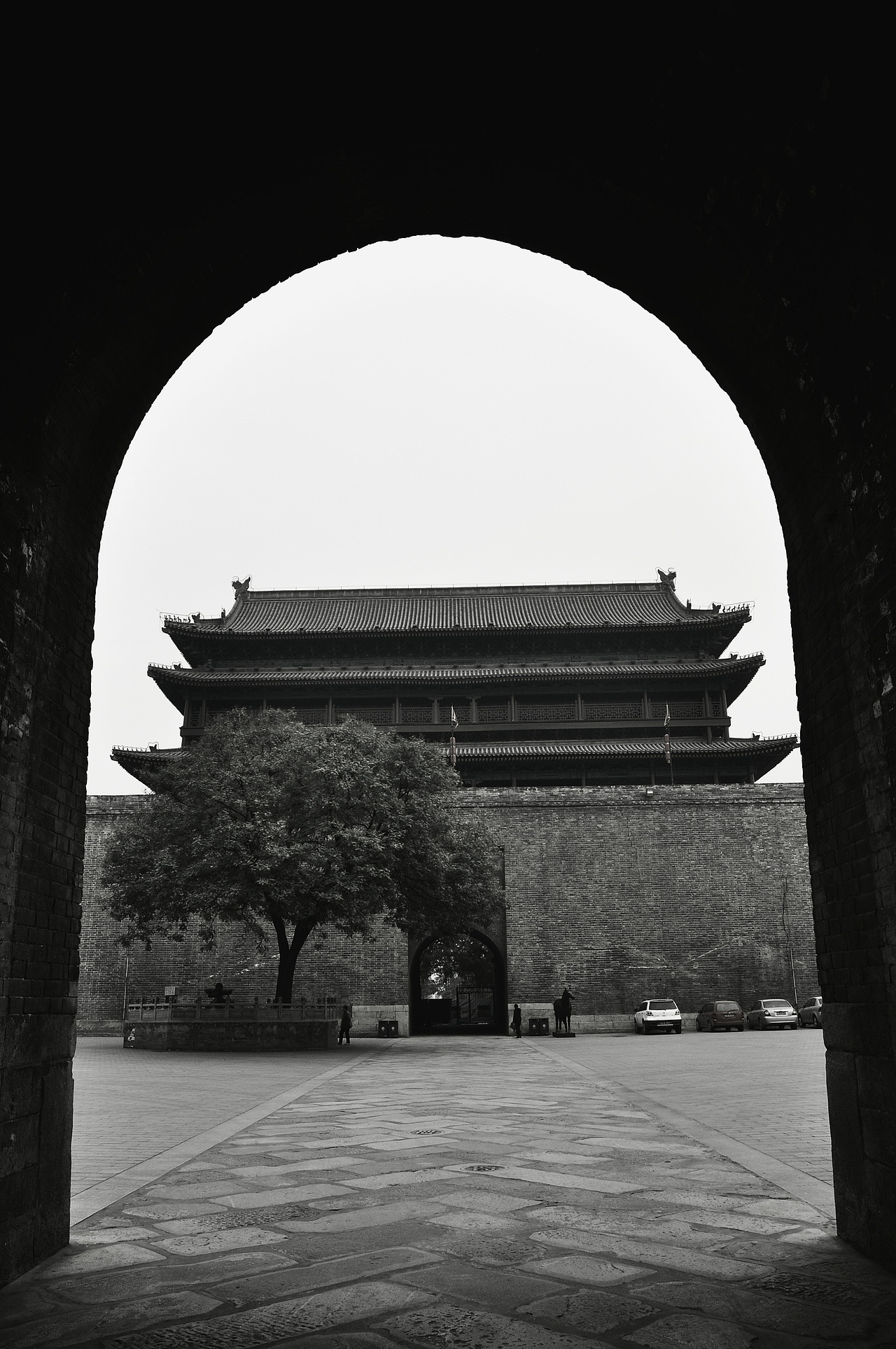 西安落后的原因所在。很多人建议拆了这座城。