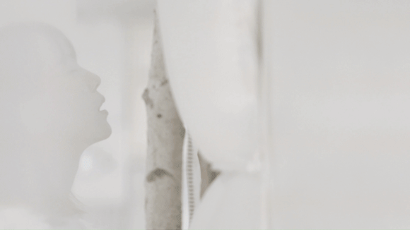 走到投影区域前,轻轻吹一口气,羽毛四散飘动,带出「声音」篇章,与温柔的情境相结合,令文案效果加倍。