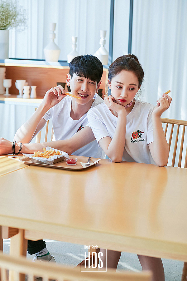 韩风情侣装韩国拍摄