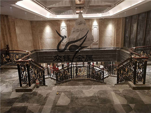 新型雕花红古铜楼梯 创新会所铜楼梯护栏新设计