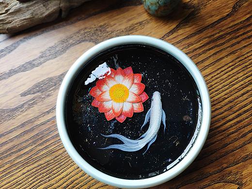 小花与白锦鲤鱼